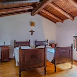 펜션 Fortified Borgo Among Friuli's Vineyards